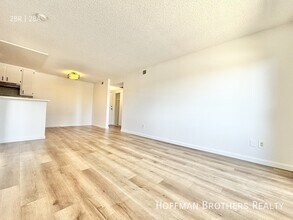 11817 Victory Blvd, Unit 114 in Los Angeles, CA - Foto de edificio - Building Photo