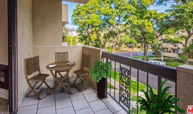 property at 423 N Palm Dr