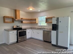 74 McCoy Ln in Lytle, TX - Building Photo - Building Photo