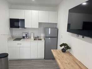 910 SW 8th Ave-Unit -A in Miami, FL - Building Photo - Building Photo