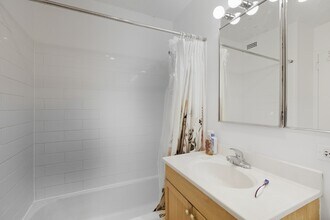 1355 N Sandburg Ter, Unit #303D in Chicago, IL - Foto de edificio - Building Photo