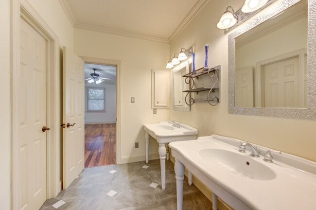 property at 122 Vieux Carre Dr