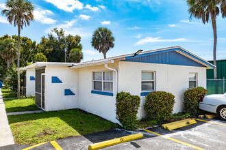 40 Willis Rd in North Fort Myers, FL - Building Photo - Building Photo