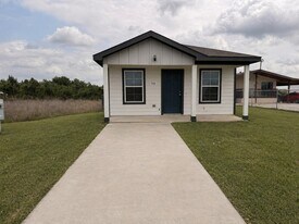 958 Rd 5702 in Cleveland, TX - Building Photo