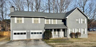 5882 Sheldon Ct in Atlanta, GA - Building Photo