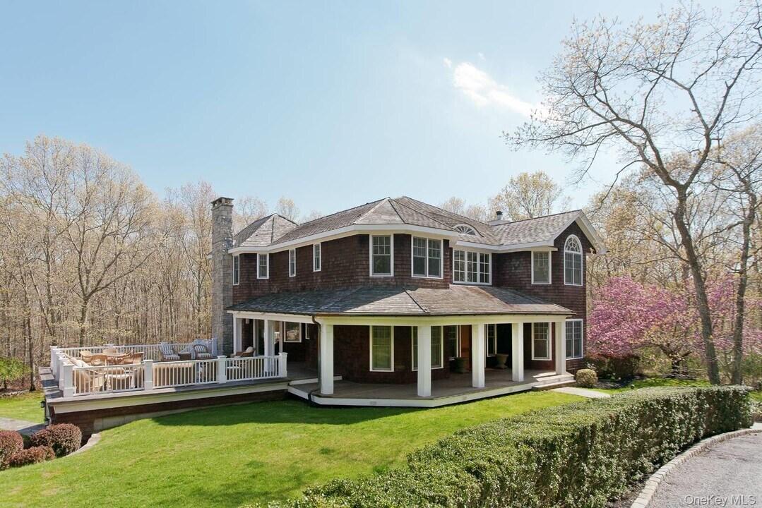 1477 Deerfield Rd in Water Mill, NY - Foto de edificio