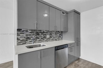 10400 SW 108th Ave in Miami, FL - Building Photo - Building Photo