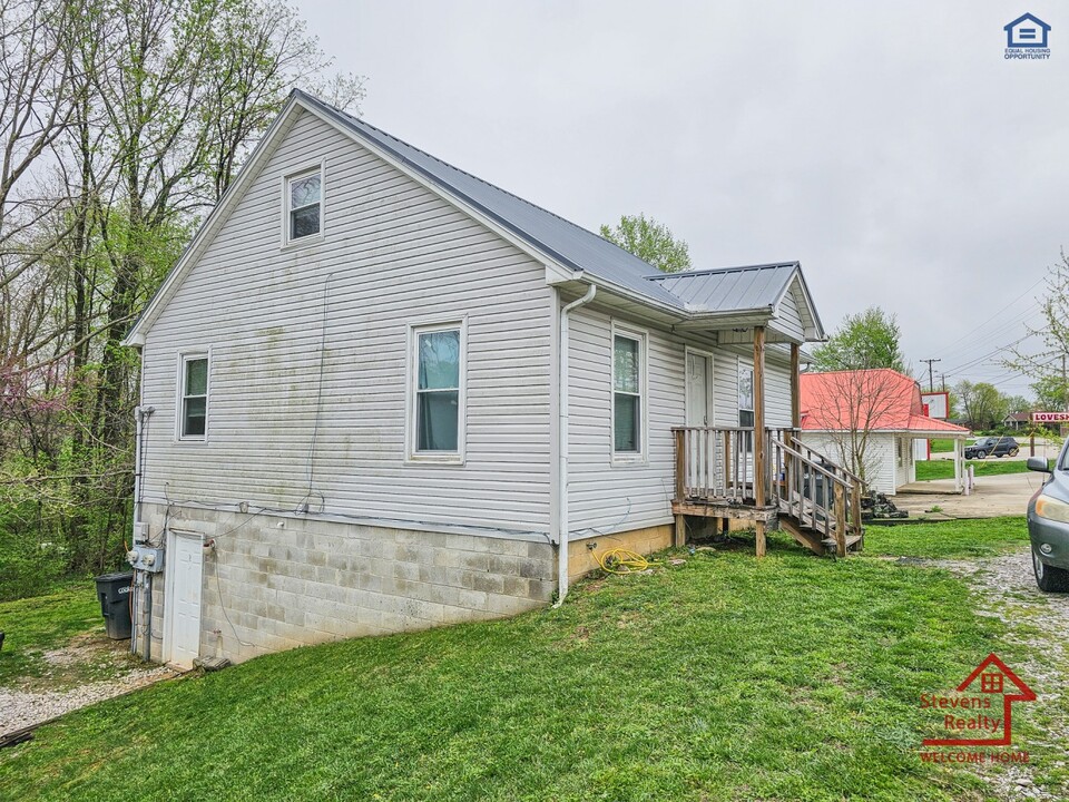 1827 W Broad St in Cookeville, TN - Building Photo