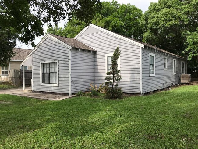 2015 Bayou Rd in La Marque, TX - Foto de edificio - Building Photo