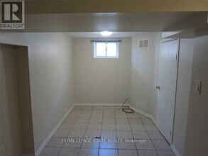 984 Kennedy Rd in Toronto, ON - Building Photo - Building Photo