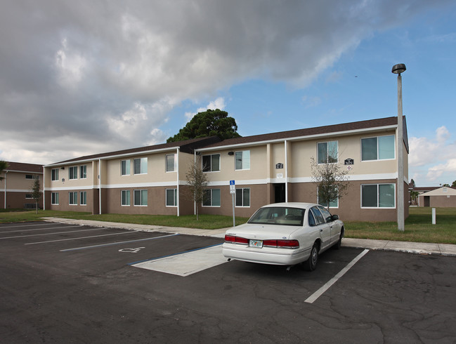 Pine Creek Village Apartments in Fort Pierce, FL - Building Photo - Building Photo