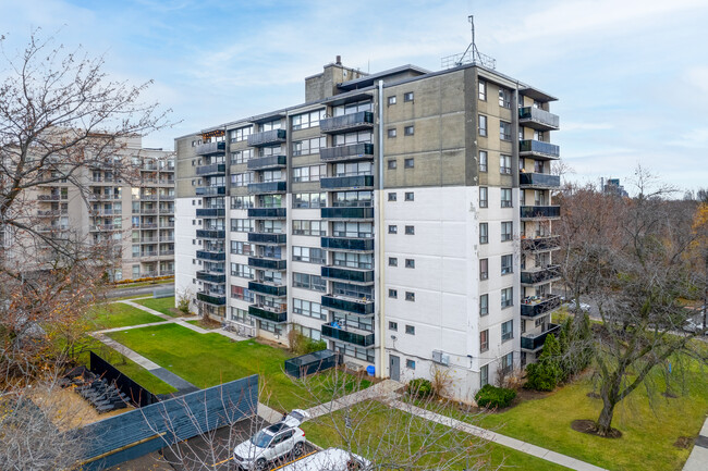 Almore Apartments in Toronto, ON - Building Photo - Building Photo