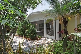 361 1st Ave N in Naples, FL - Building Photo