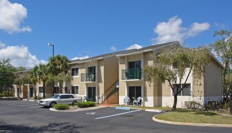 Woodsdale Oaks in Lauderdale Lakes, FL - Building Photo