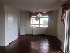 1 Strawberry Hill Ct in Stamford, CT - Building Photo - Building Photo