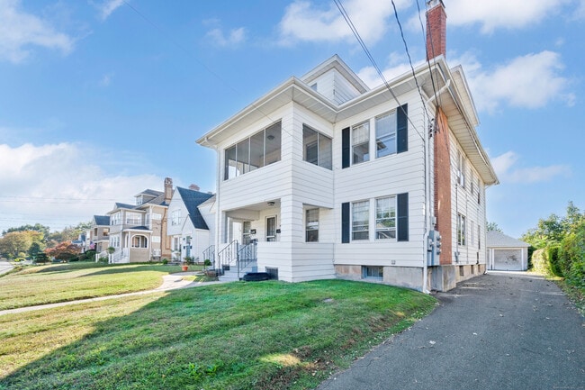 91 Maplewood Ave in West Hartford, CT - Building Photo - Building Photo