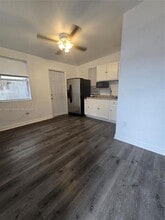 3252 NW 102nd St in Miami, FL - Building Photo - Building Photo