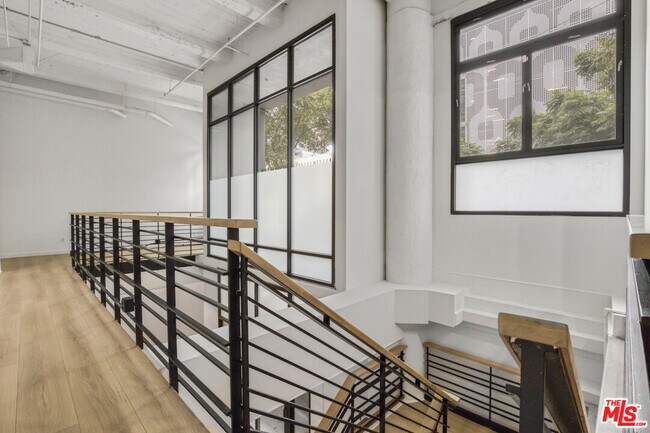 330 W 11th St in Los Angeles, CA - Building Photo - Building Photo
