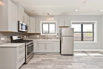 3813 N Cicero Ave, Unit 2 in Chicago, IL - Building Photo - Building Photo