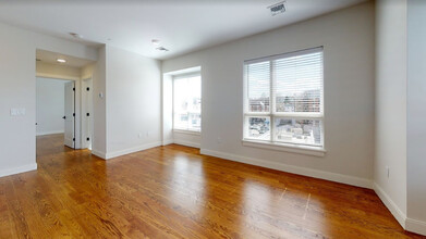 1 Everett Square, Unit 900 in Boston, MA - Building Photo - Building Photo