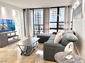 600 NE 36th St, Unit 1417 in Miami, FL - Building Photo - Building Photo