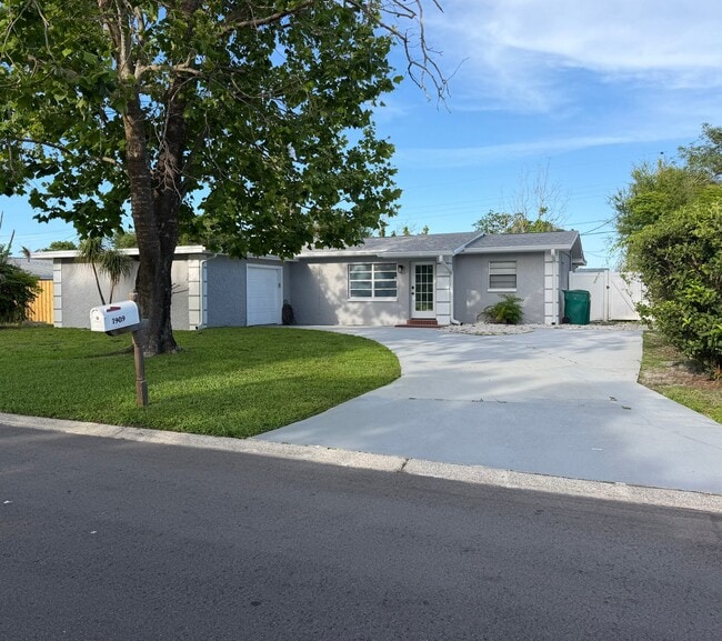 property at 1909 Oakwood Dr