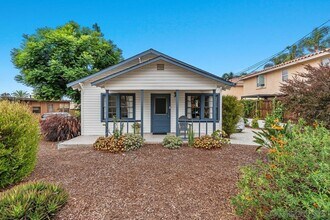 215 N Rios Ave in Solana Beach, CA - Building Photo - Building Photo