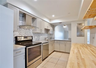 5429 Vineland Rd in Orlando, FL - Building Photo - Building Photo
