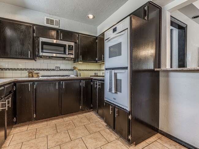 2615 NW 63rd St in Oklahoma City, OK - Building Photo - Building Photo