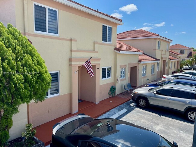 360 NW 114th Ave in Miami, FL - Foto de edificio - Building Photo