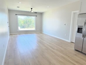100 W Caskey St in Florence, TX - Building Photo - Building Photo
