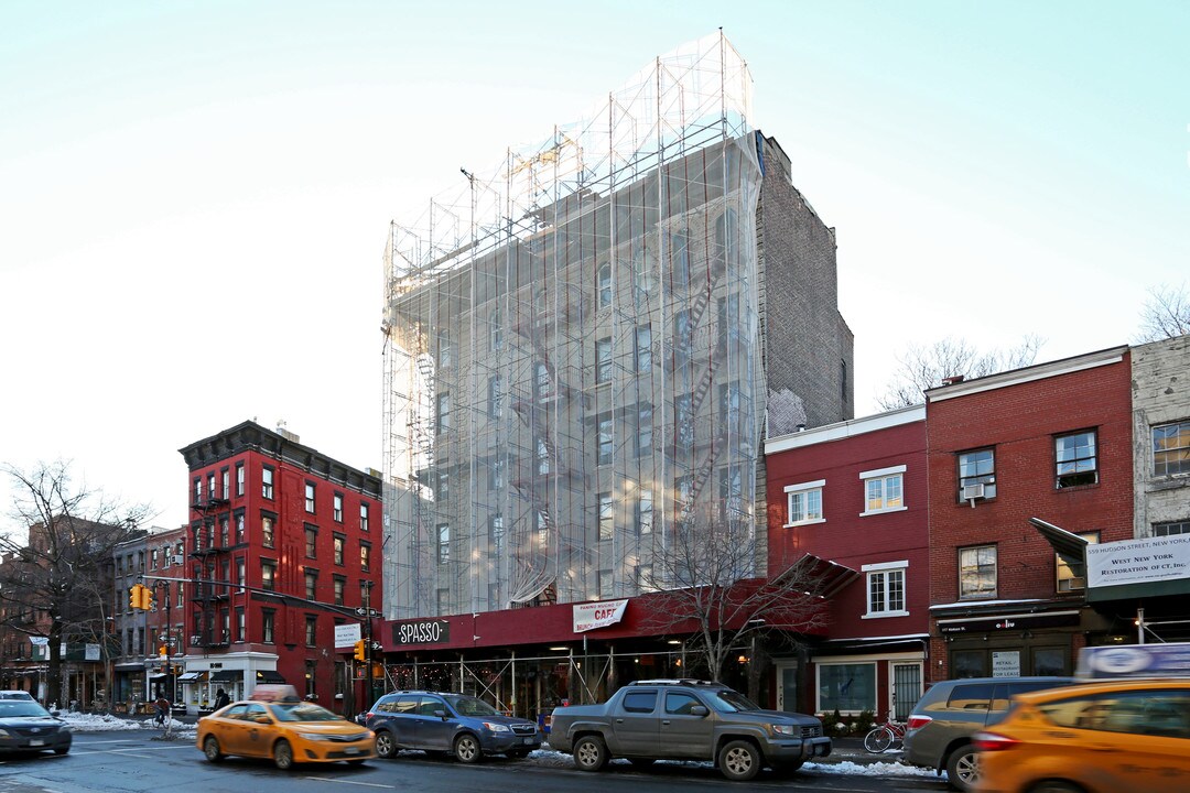 551 Hudson St in New York, NY - Building Photo