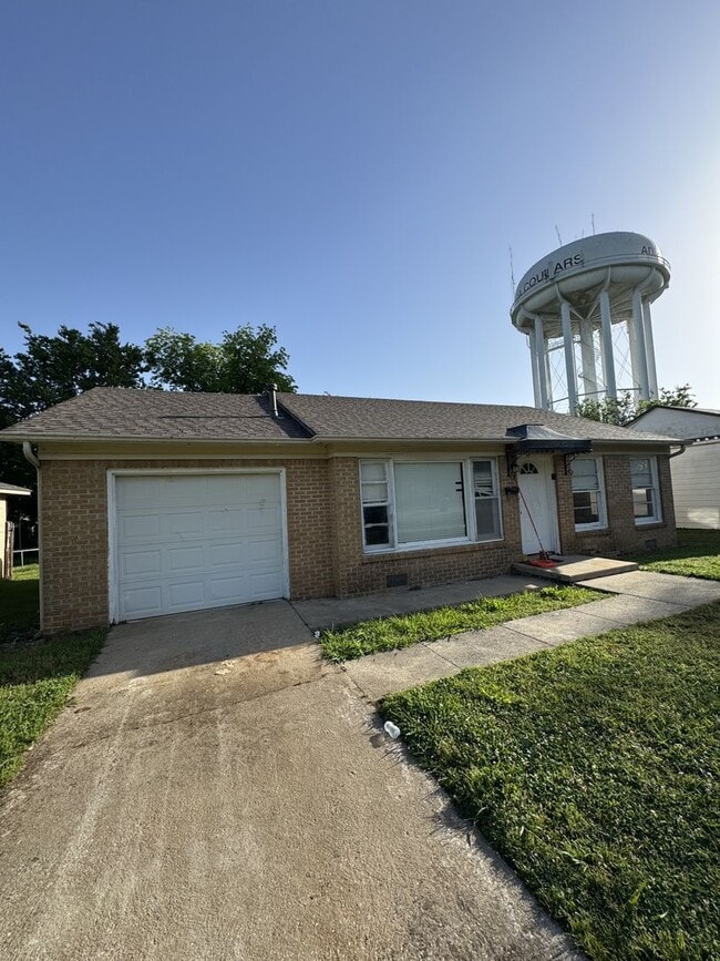 property at 1032 E 7th St