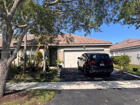 1590 Orion Ln in Weston, FL - Building Photo