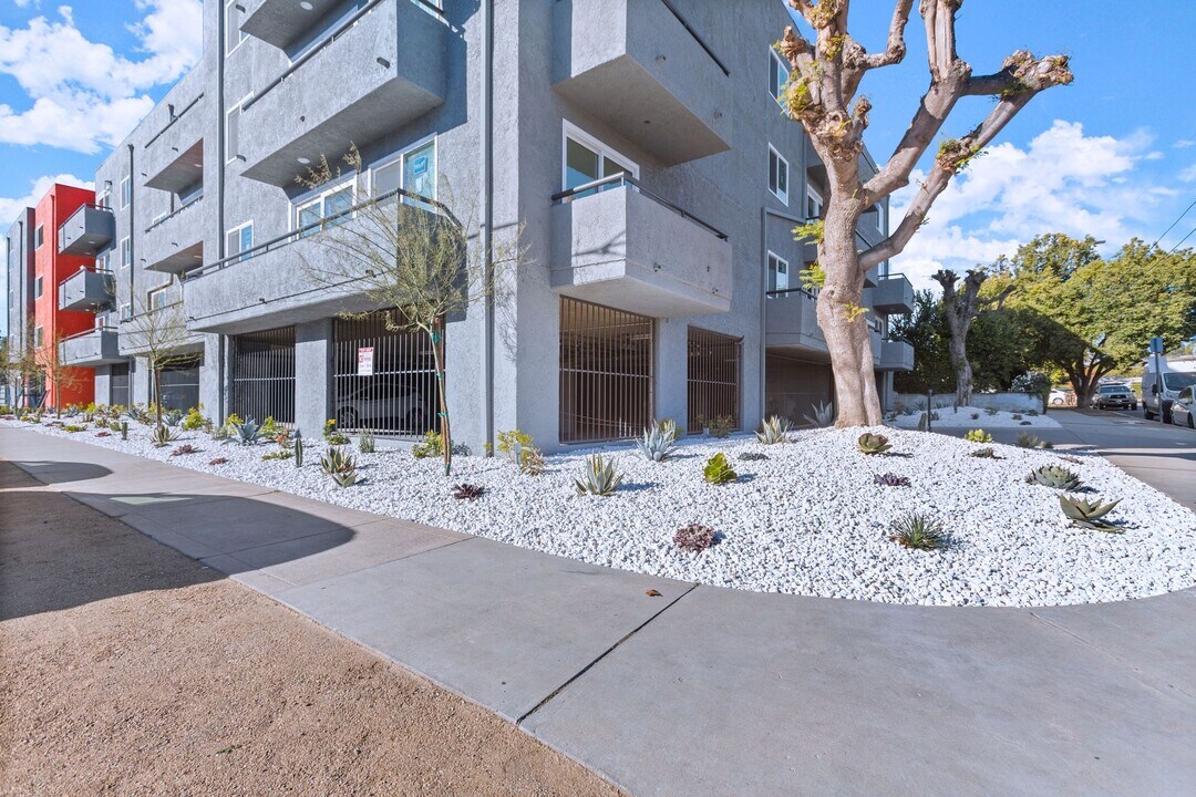 Darby Apartments in Northridge, CA - Building Photo