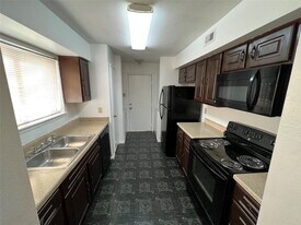 8048 Sands Point Dr in Houston, TX - Building Photo