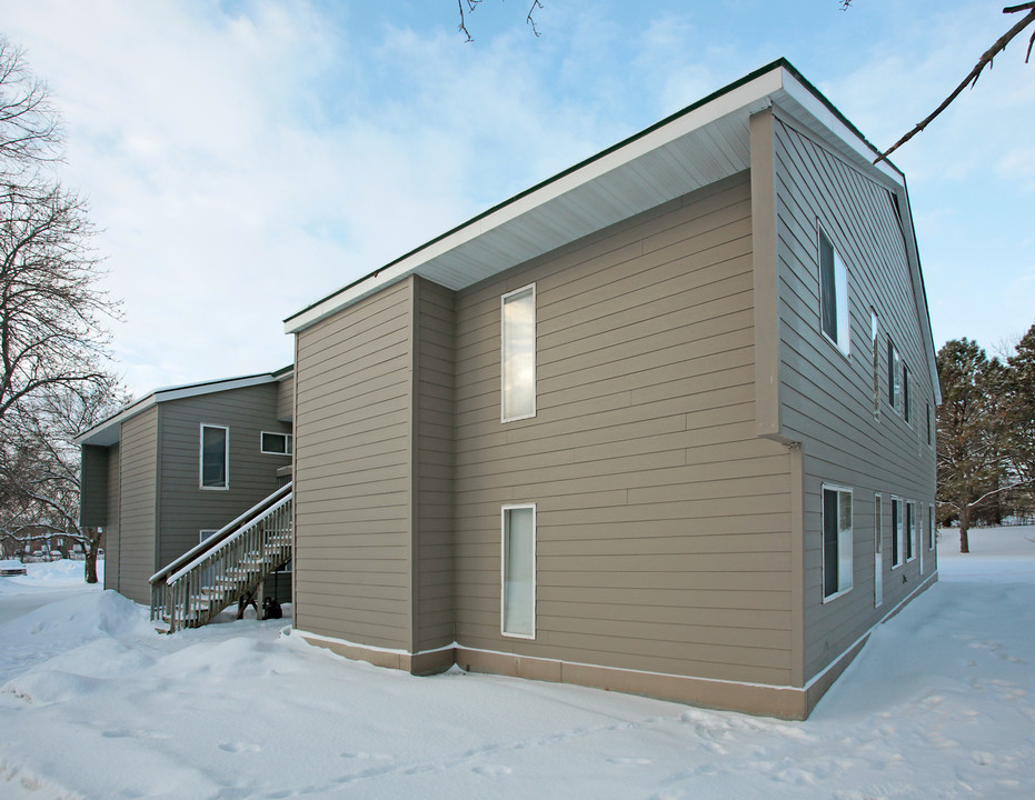 Suite Liv'n College Green in Willmar, MN - Building Photo