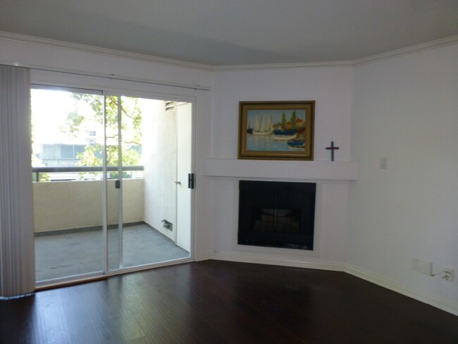 5530 Owensmouth Ave, Unit 105 in Woodland Hills, CA - Building Photo - Building Photo