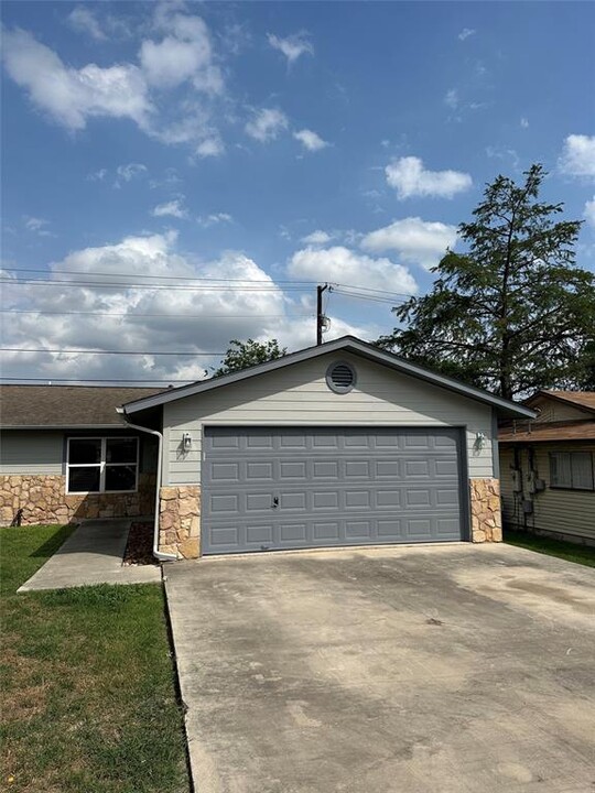 2743 Maple Tree Rd in New Braunfels, TX - Building Photo