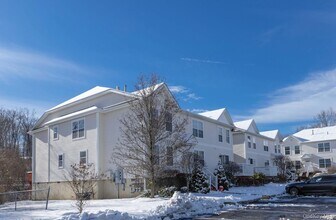 1 Lexington Way in Middletown, NY - Foto de edificio - Building Photo