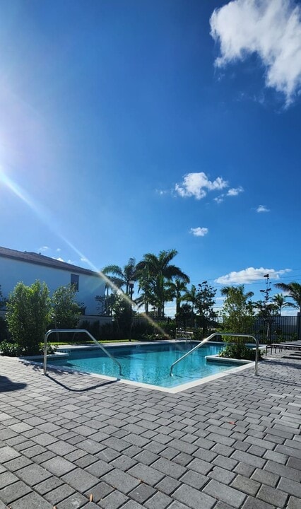 105 SW 184th Pl in Pembroke Pines, FL - Building Photo