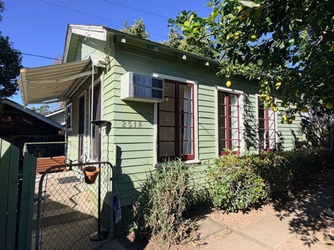 251-251 1/2 N Ivy Ave in Monrovia, CA - Building Photo - Building Photo