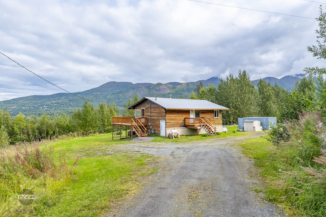 8153 Stewart Mountain Dr in Anchorage, AK - Building Photo