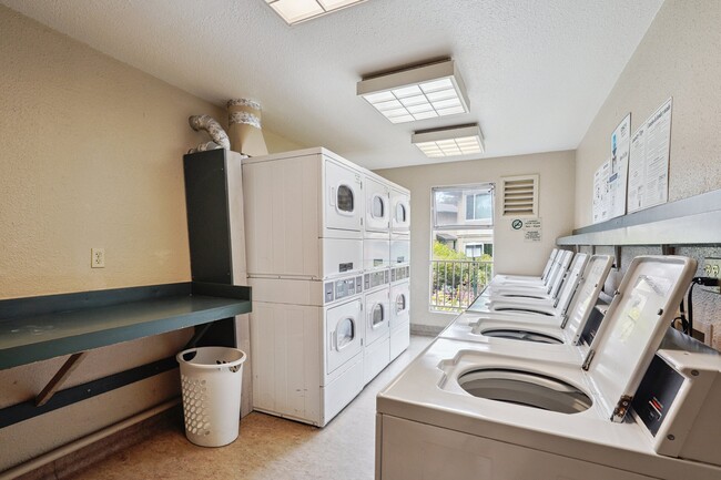 370 Imperial Way, Unit 218 in Daly City, CA - Building Photo - Building Photo