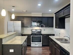 12135 Bradenway Ln in Houston, TX - Foto de edificio - Building Photo