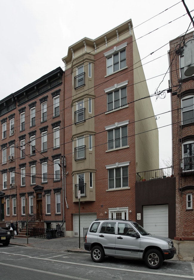 605 Grand St in Hoboken, NJ - Building Photo - Building Photo