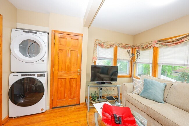8 Verndale Rd, Unit 2 in Milton, MA - Foto de edificio - Building Photo