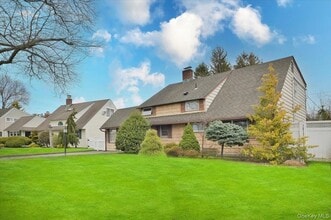 43 Flagstone Ln in Westbury, NY - Building Photo - Building Photo