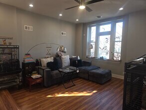 2557 W Superior St, Unit 2 in Chicago, IL - Foto de edificio - Building Photo