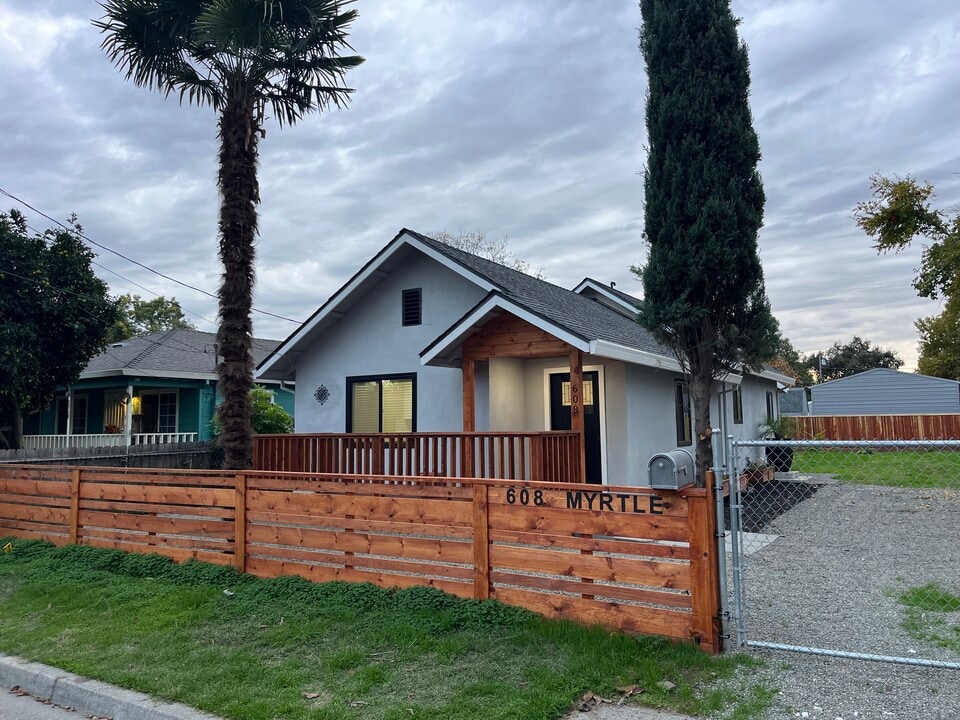 608 Myrtle Ave in West Sacramento, CA - Building Photo